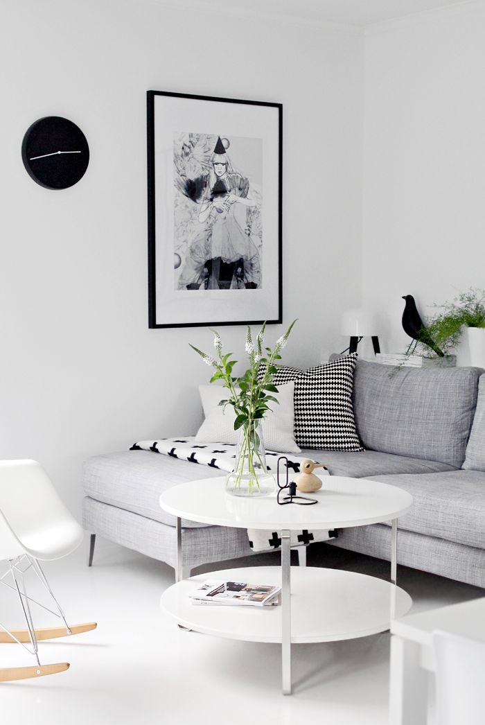 Même un canapé plus simple peut être joli et confortable dans votre salon.