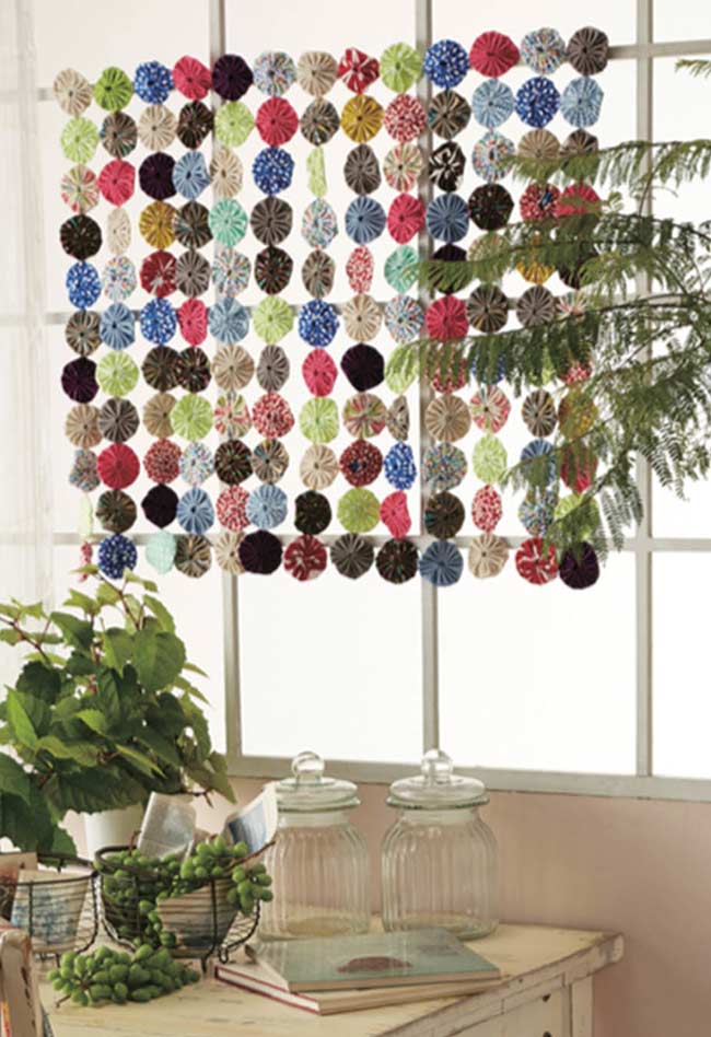 Panneau décoratif avec yo-yos colorés