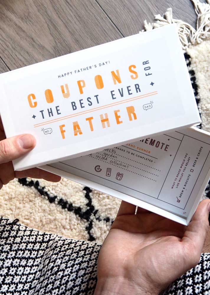 Regardez cette excellente idée de cadeau créatif pour la fête des pères: des coupons qui lui donnent le droit de choisir ce qu'il veut