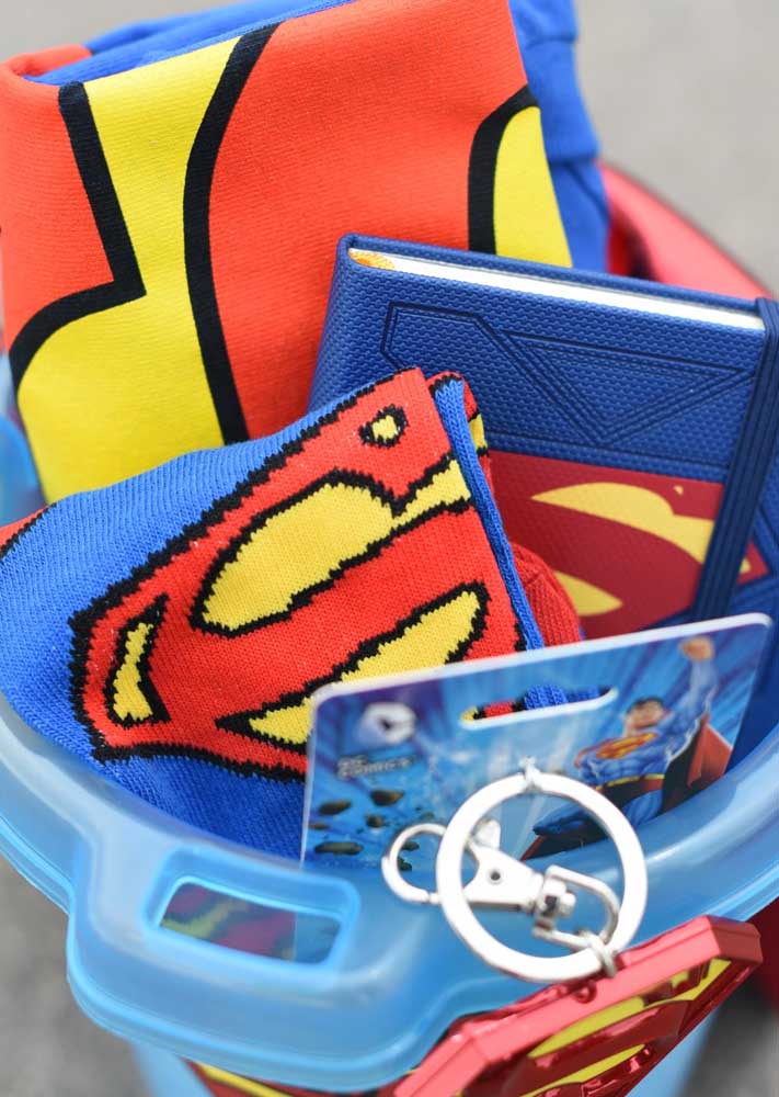 Le kit super héros contient un peu de tout: des chaussettes, un cahier, un t-shirt et même un porte-clés