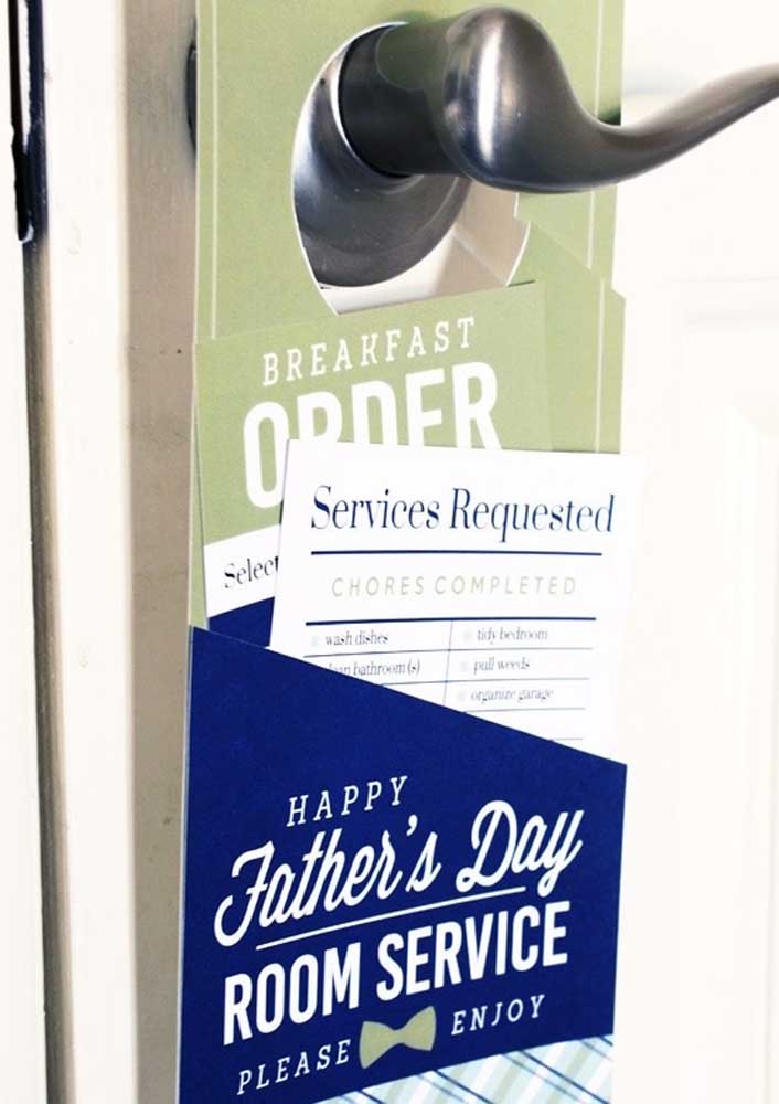 Le cadeau de la fête des pères est dans chaque détail, y compris la carte sur la porte qui annonce le petit-déjeuner