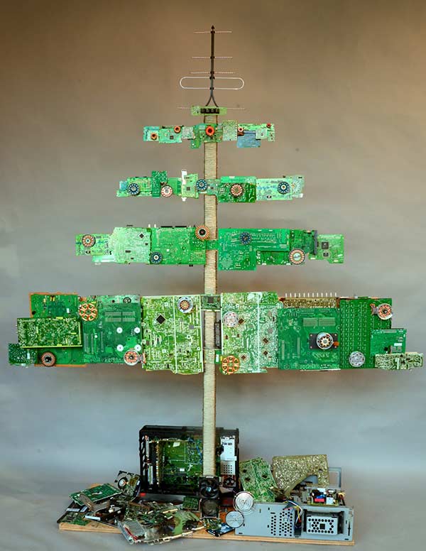 Construisez un arbre créatif et original en recyclant des plaques et des puces