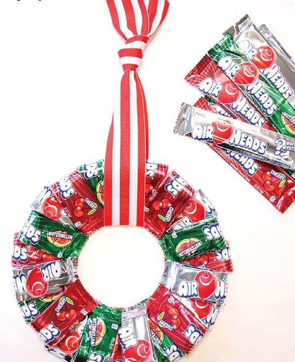 Décoration de Noël recyclée avec emballage de bonbons