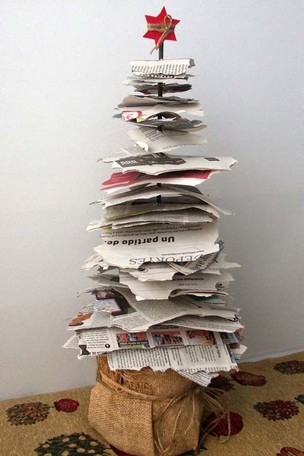 Ornement de Noël recyclé fabriqué à partir de feuilles de magazines / journaux