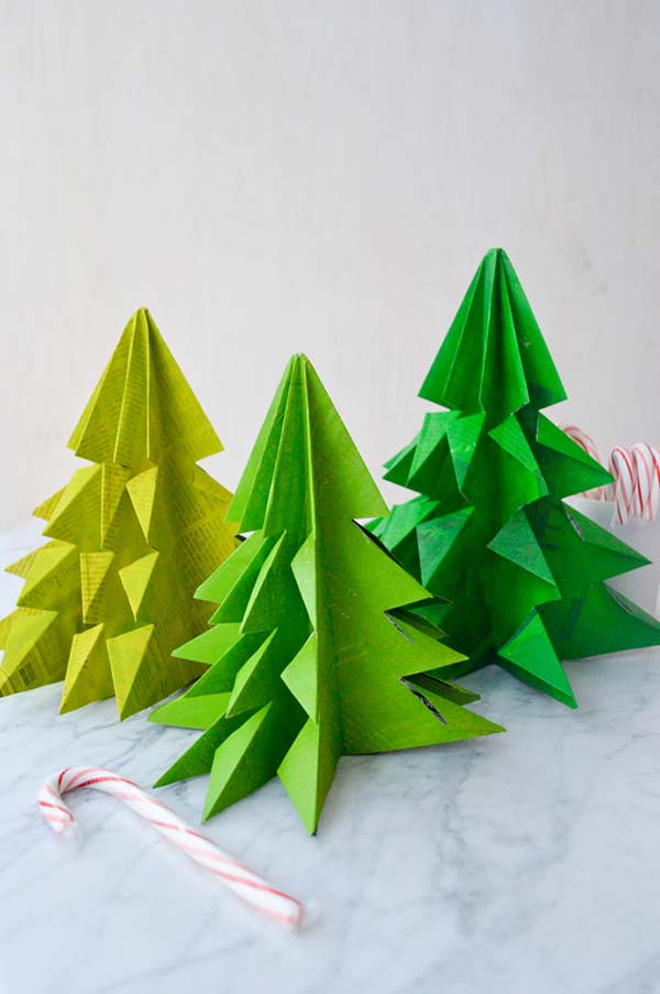 Décoration de Noël recyclée: peignez les feuilles du journal ou du magazine pour donner les couleurs de Noël