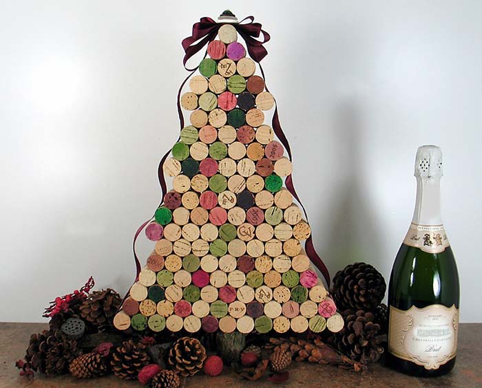 Bouchons de vin pour assembler un sapin de Noël recyclé