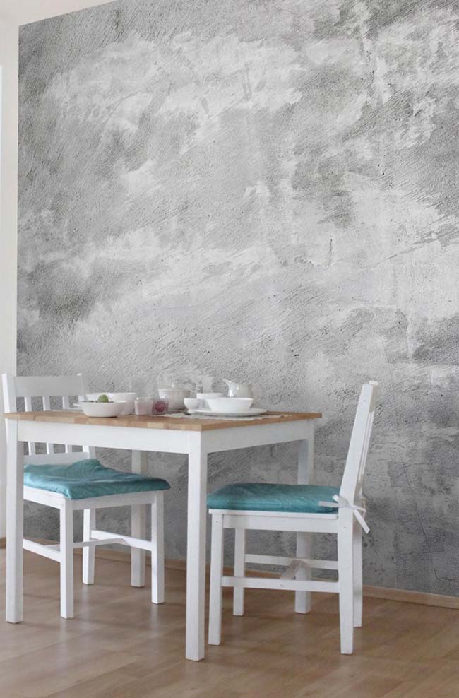 Salle à manger avec mur en marbre gris