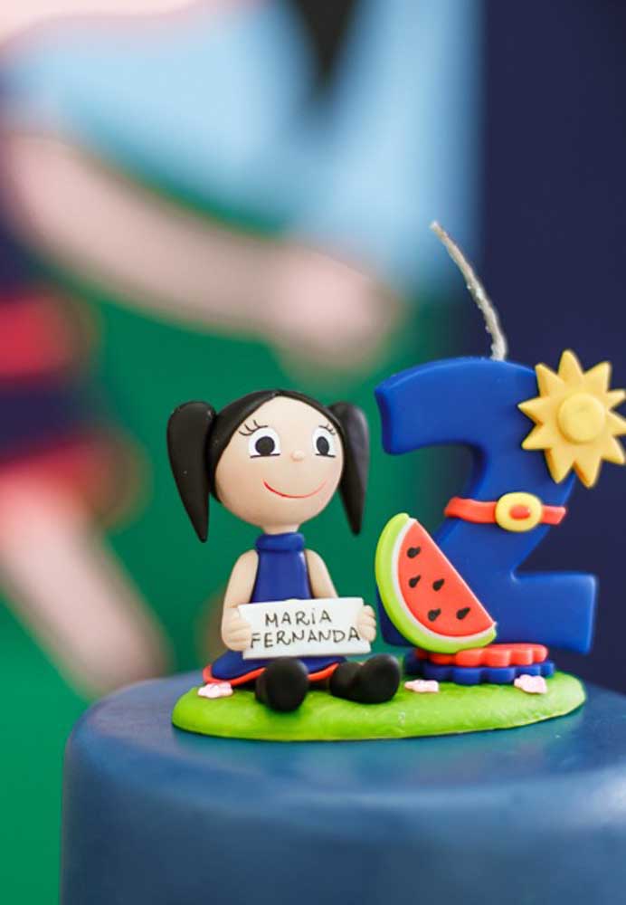 Que pensez-vous de mettre une poupée de biscuit sur le gâteau Show da Luna avec le visage de la fille d'anniversaire?