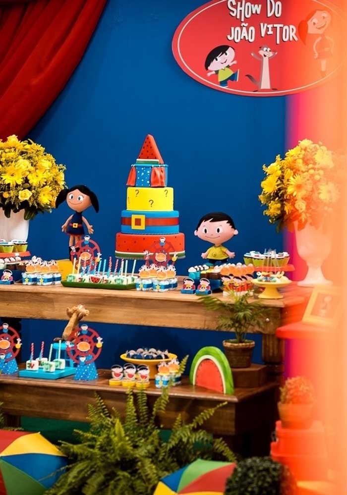 Une belle table en bois, des objets de décoration, un gâteau à thème et des poupées avec les personnages principaux suffisent pour faire une belle décoration Show da Luna.