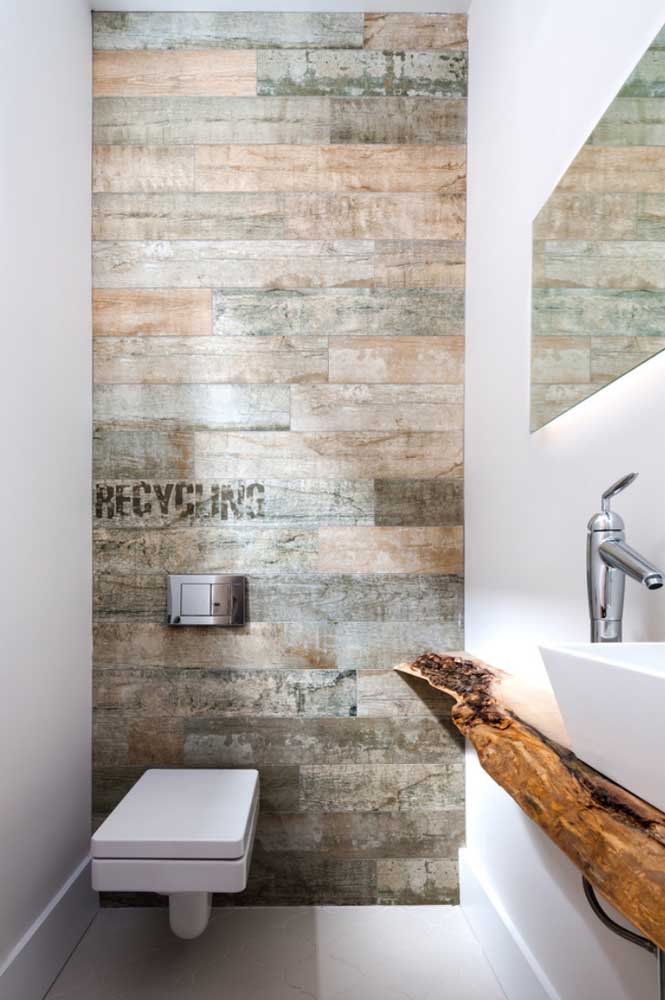 Dans cette salle de bain blanche, le bois de démolition se démarque et révèle le style moderne et décontracté du projet