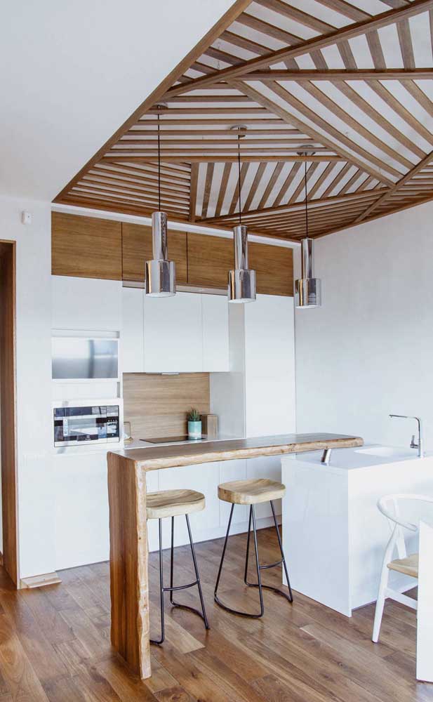 Cette cuisine en blanc et bois se distingue même par l'effet différent sur le plafond