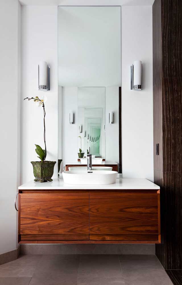 Belle inspiration de salle de bain blanche avec du bois