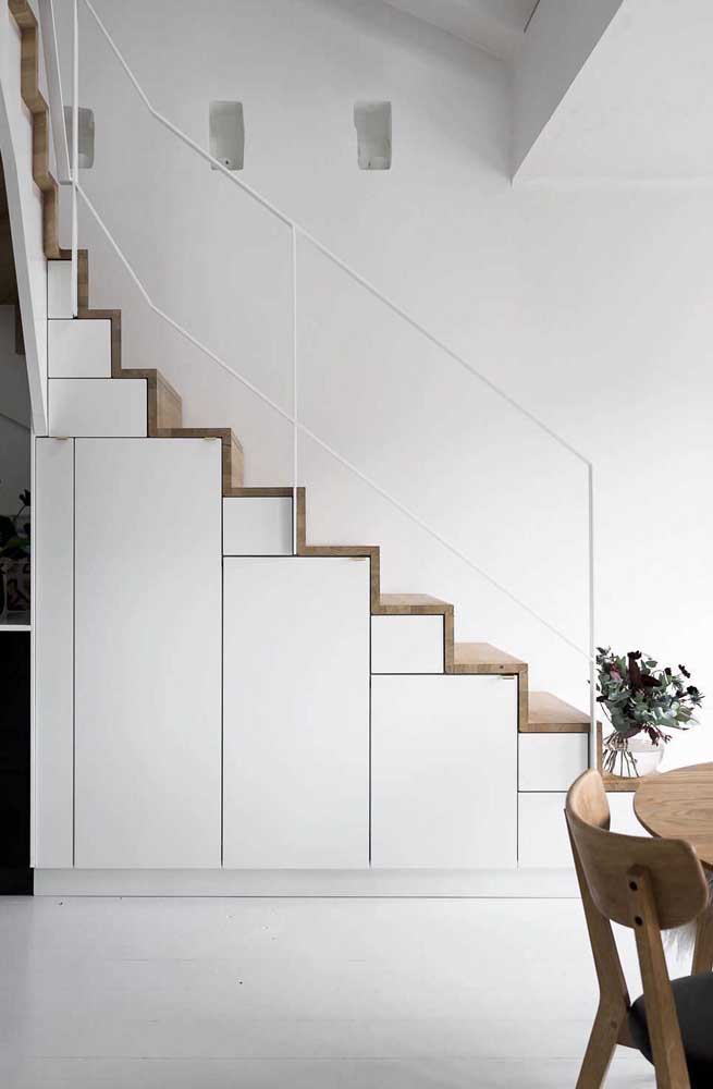 Une belle et intéressante alternative à l'utilisation du blanc et du bois: utilisez le double dans les escaliers!