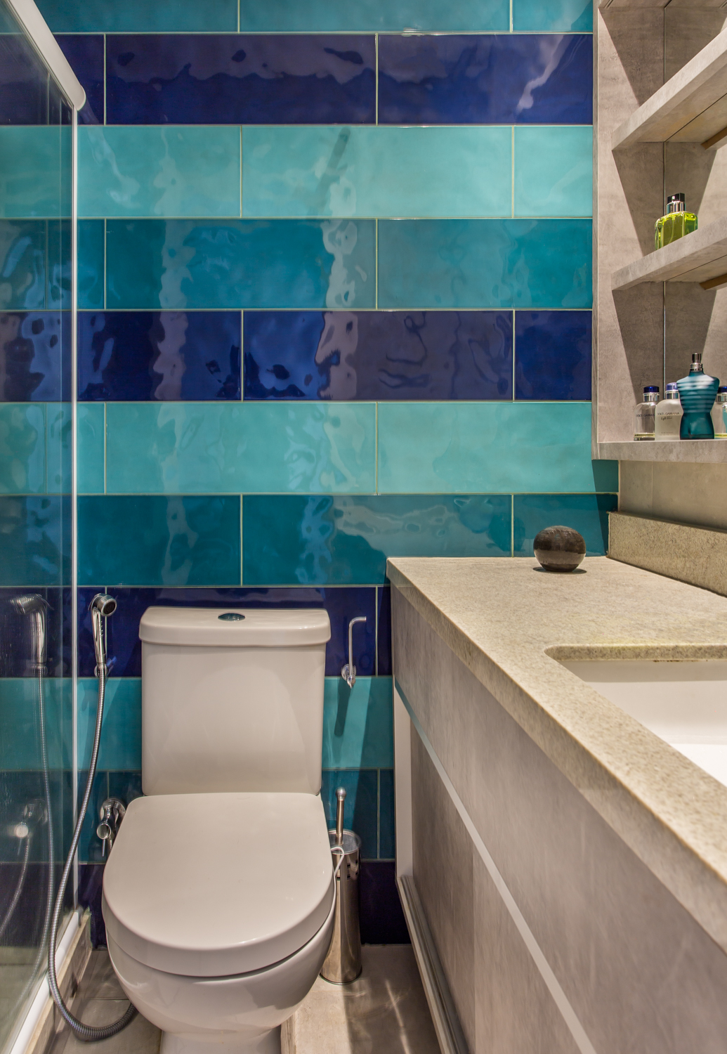 salle de bain avec revêtement mural bleu