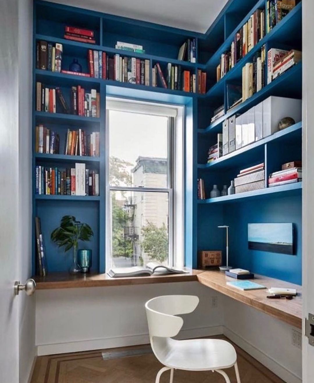 bureau à domicile avec étagères et mur bleu