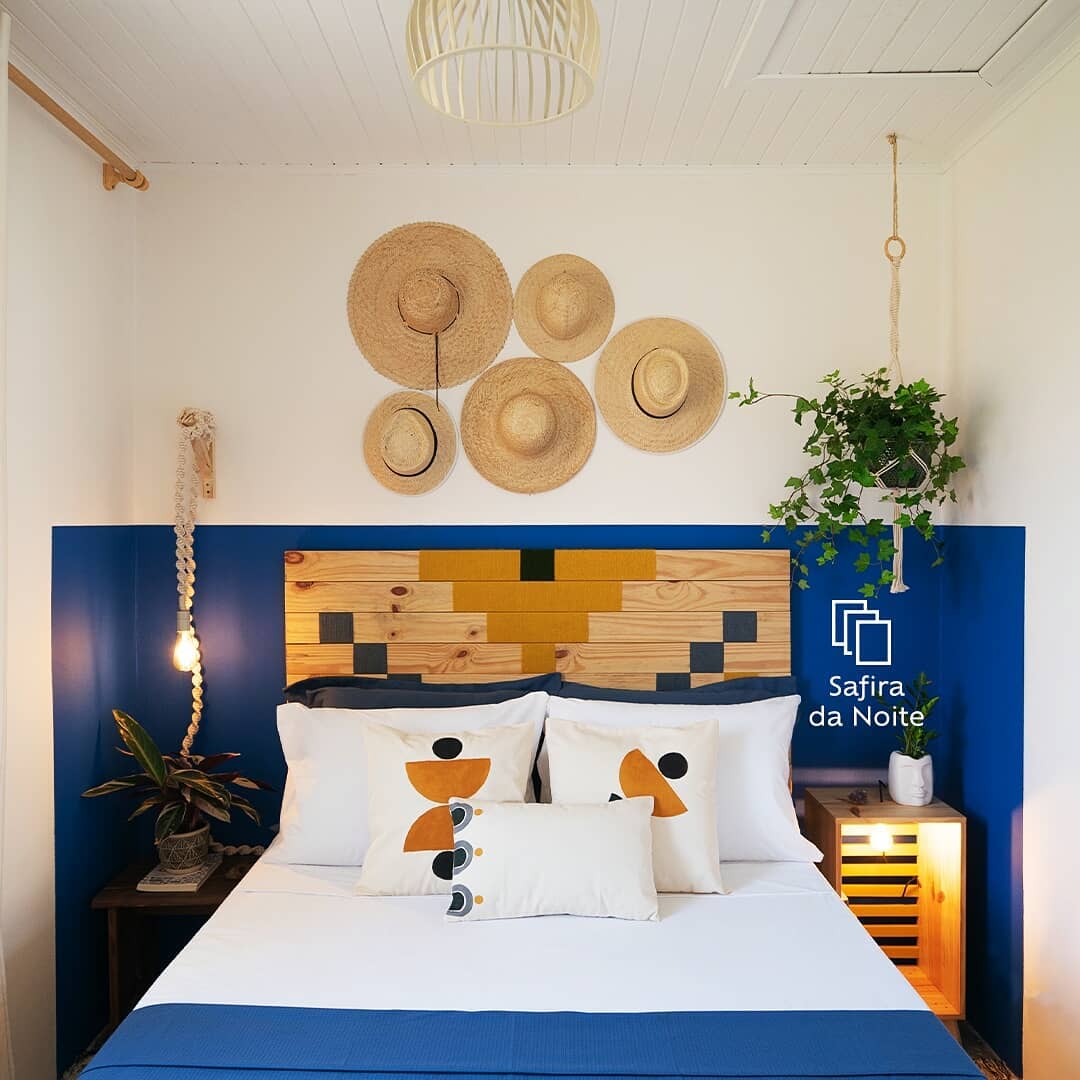 chambre avec décor rustique et demi-mur en bleu