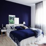 decoração de quarto com parede azul escuro