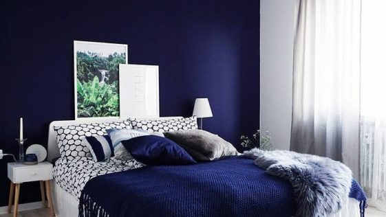 decoração de quarto com parede azul escuro