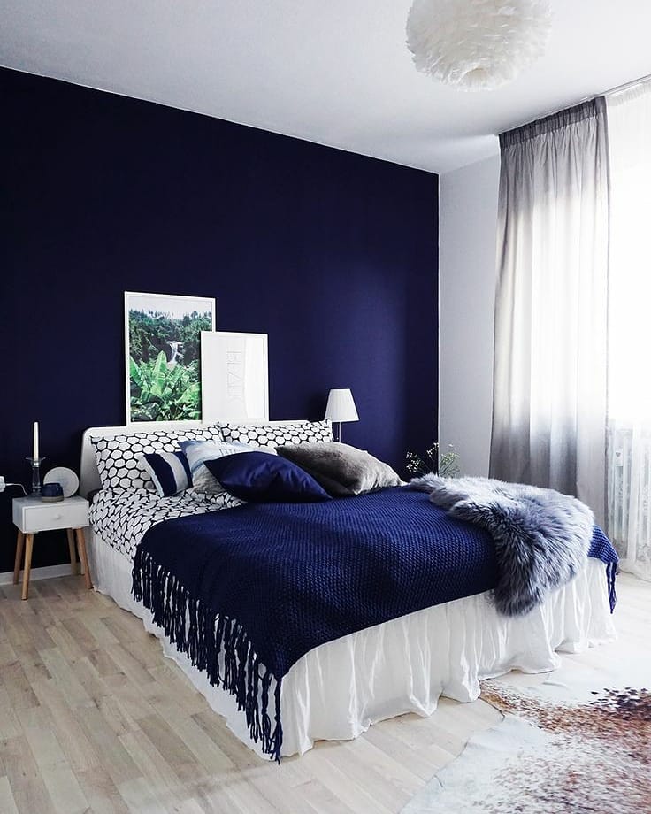 décor de chambre avec mur bleu foncé