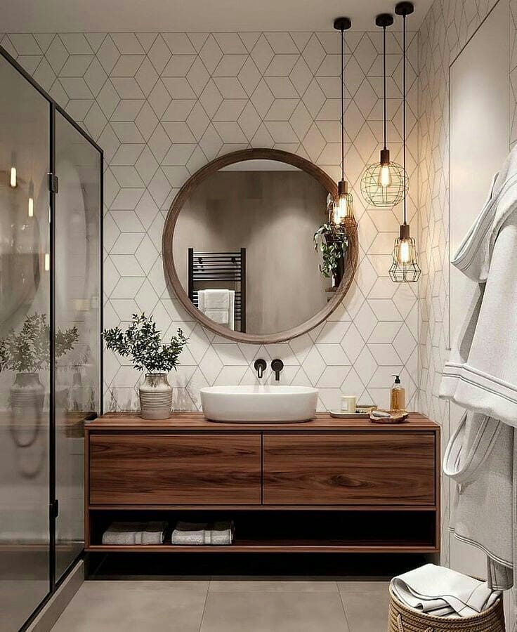 grand miroir rond avec cadre dans la salle de bain