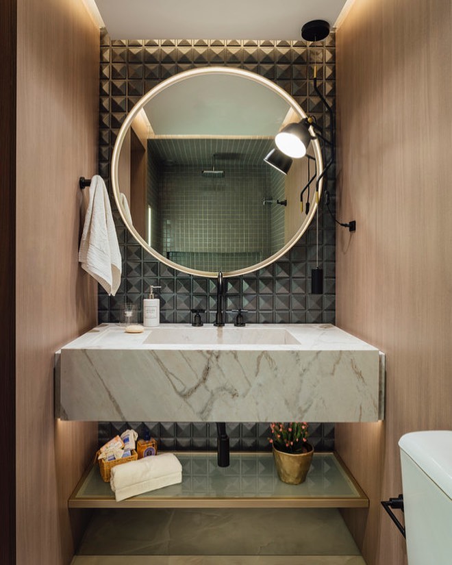 grand miroir rond éclairé dans la salle de bains moderne