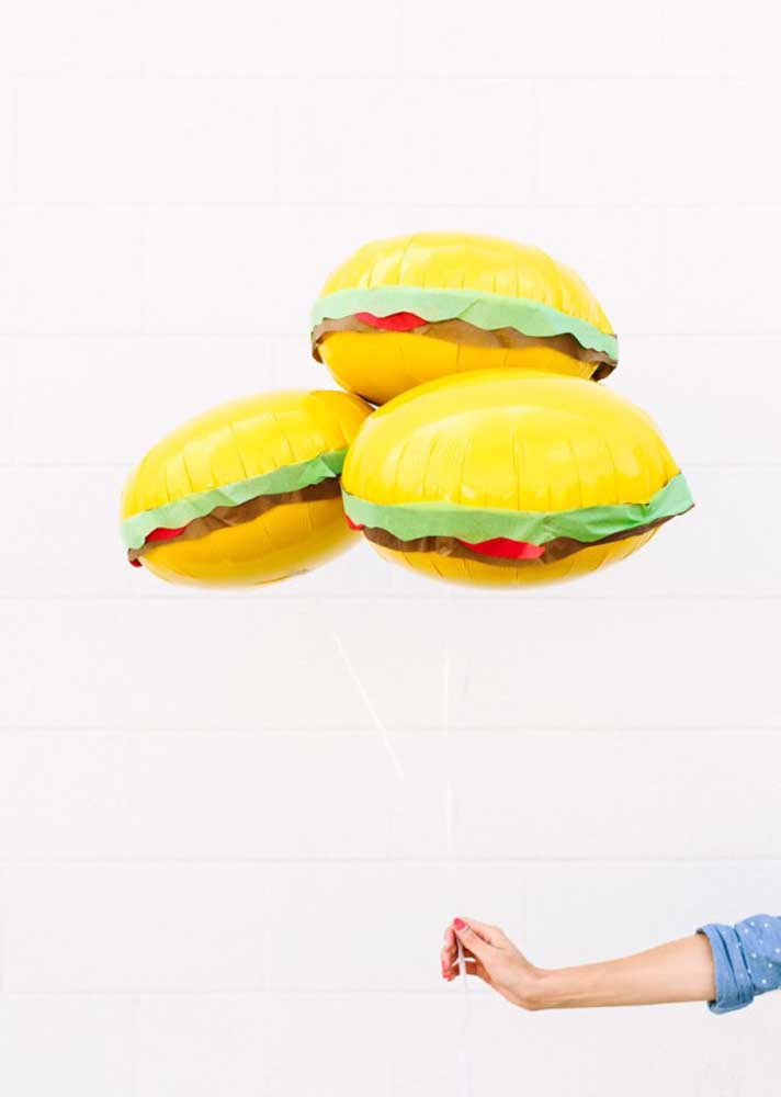 Que diriez-vous de décorer la soirée hamburger avec des ballons à thème?