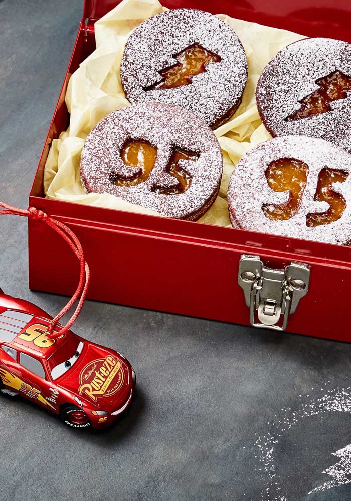 Que diriez-vous de préparer une boîte élégante avec des biscuits personnalisés avec un thème de voiture.