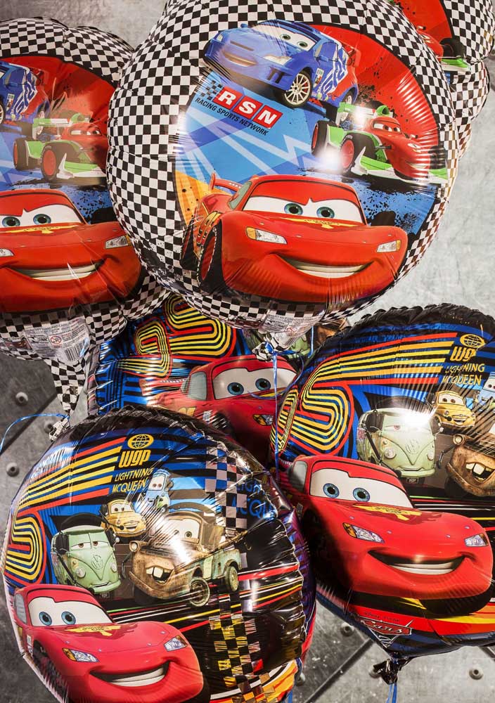 Décorez la fête avec des ballons personnalisés avec un thème de voiture.
