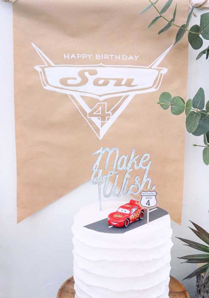 Le gâteau à thème des voitures devrait être quelque chose d'inoubliable.