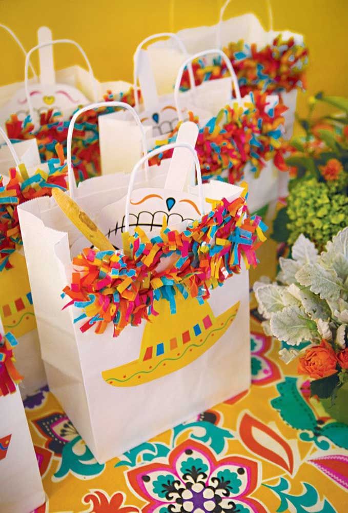 Ici, les souvenirs sont des sacs colorés et décorés de pompons et de sombrero 
