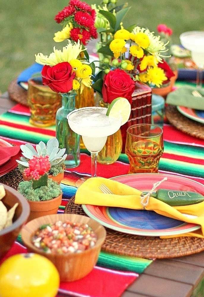 Table rustique et colorée pleine d'éléments mexicains 