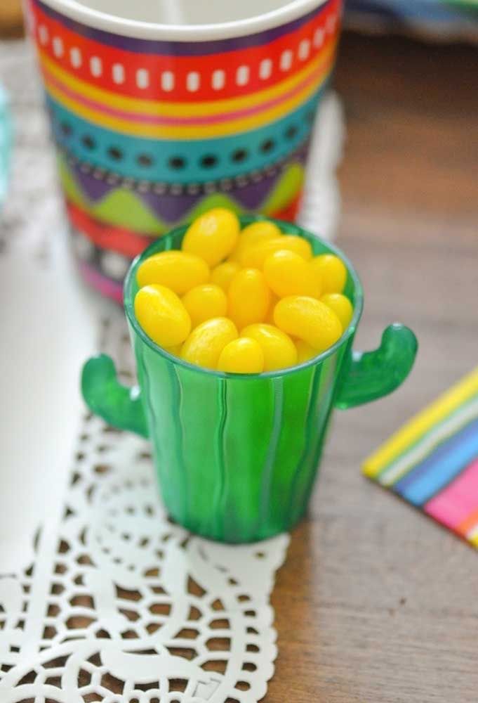 Jelly beans jaunes dans un verre en forme de cactus vert: un vrai mélange entre le Brésil et le Mexique