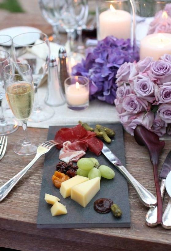 Table de buffet froide avec arrangement floral central.