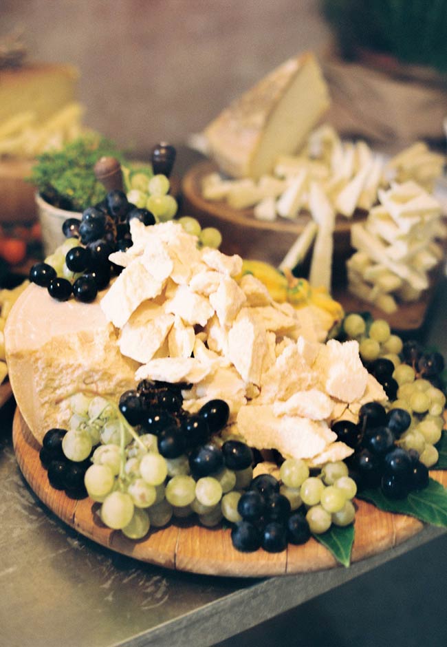 Utilisez des grappes de raisin pour décorer avec des morceaux de fromage.