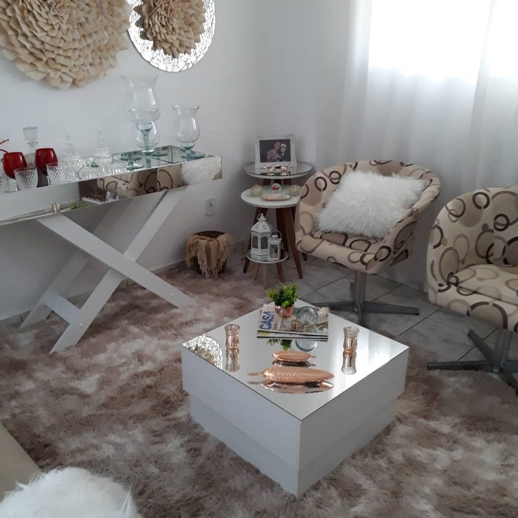 salon simple avec table basse avec plateau en miroir