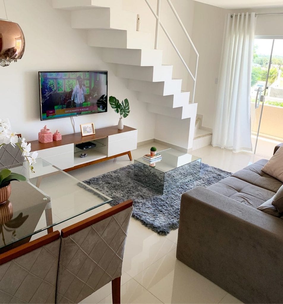 salon avec escalier et petite table basse en miroir