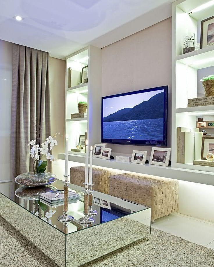 salon moderne avec table basse rectangulaire en miroir