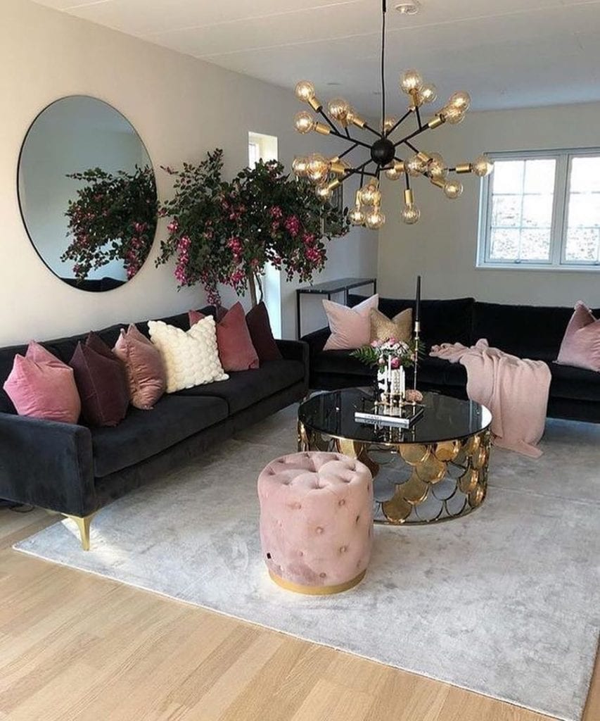 salon à la décoration rose et moderne avec table basse ronde en miroir