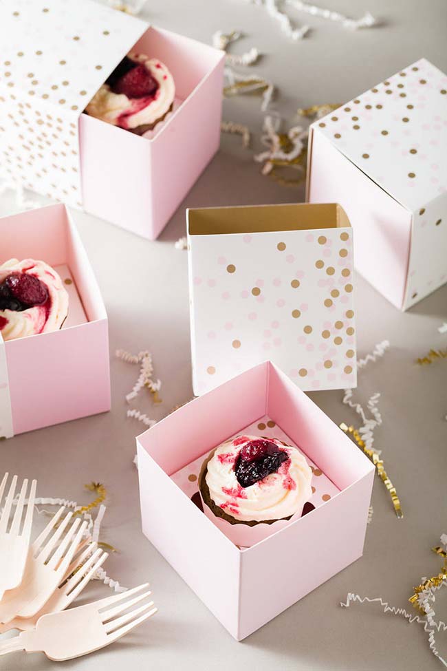 Cupcakes dans la boîte comme cadeaux