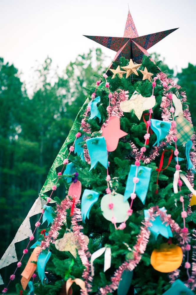 La façon la plus traditionnelle d'utiliser l'étoile de Noël est au sommet de l'arbre