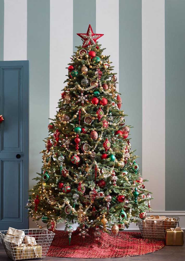 L'étoile de Noël au sommet de l'arbre est comme la cerise sur le gâteau au chocolat