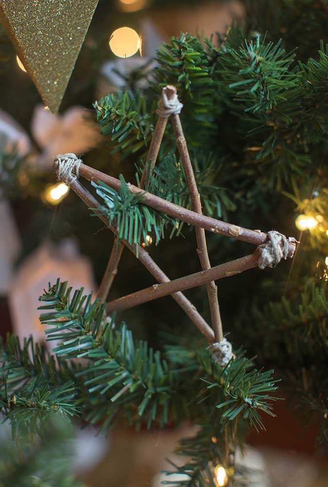 Invitez les enfants à ramasser du bois d'allumage, puis à assembler les étoiles de Noël ensemble