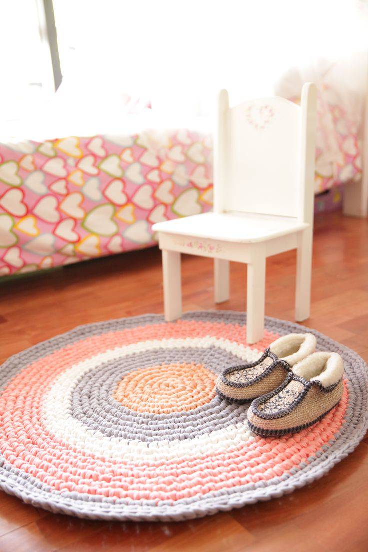 Tapis rond au crochet coloré