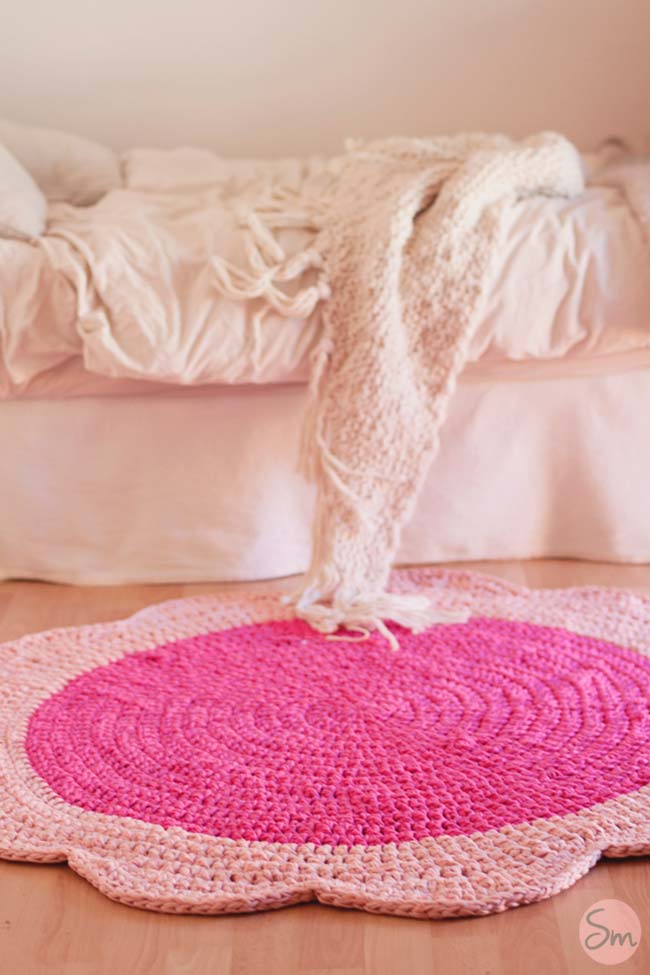 Tapis rond au crochet en forme de fleur