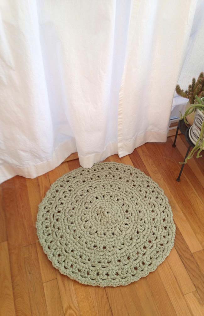 Tapis rond simple au crochet aux formes géométriques