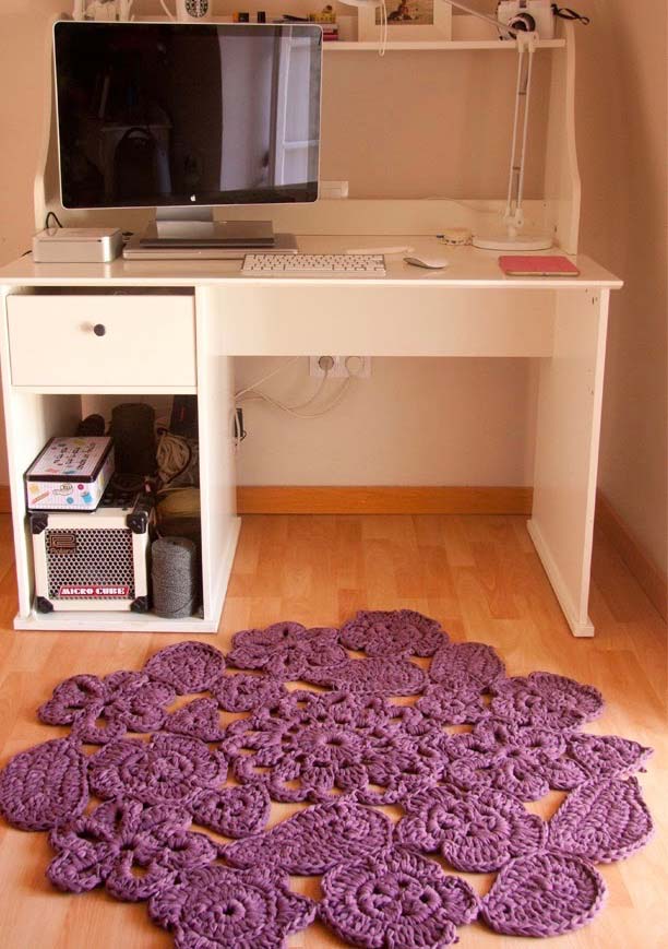 le tapis rond au crochet rend l'environnement plus confortable