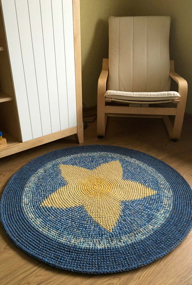 Tapis rond au crochet bleu