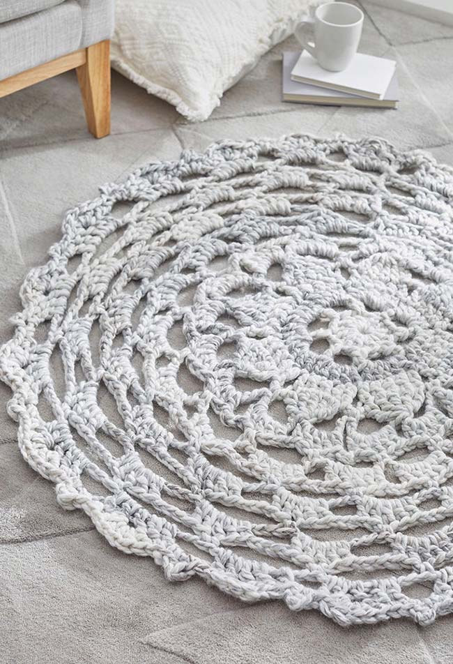 Tapis rond simple au crochet avec bec rouge