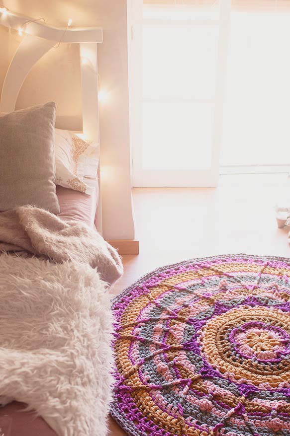 Un mandala coloré sur le tapis rond au crochet