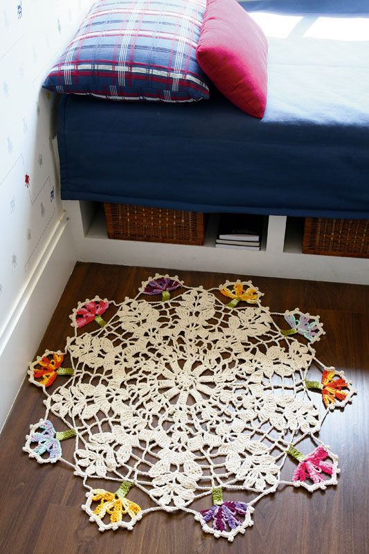 Tapis rond au crochet avec fleurs colorées